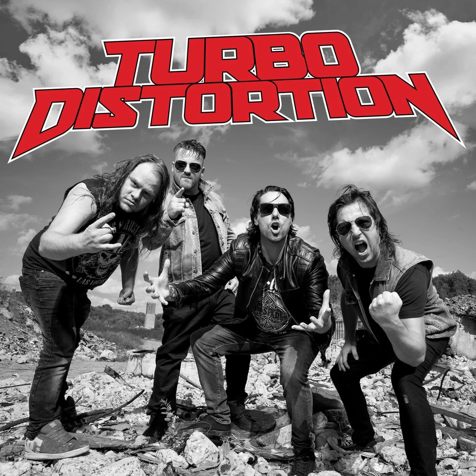 Portrait du groupe Turbo Distortion sous son logo rouge